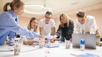 Marketing i sprzedaż | Studia II stopnia w Łodzi | Uniwersytet WSB Merito Łódź: Grafika główna: praktyczność i przyjazność, grupa studentów na zajęciach warsztatowych