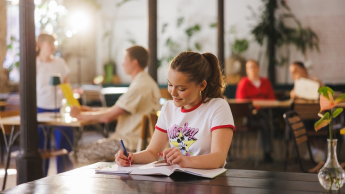 Zarządzanie projektem - Junior Project Manager | Studia II stopnia w Łodzi | Uniwersytet WSB Merito Łódź: Kobieta w kawiarni 