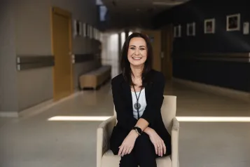 Master of Business Administration | Uniwersytet WSB Merito Łódź: uczestniczka MBA siedzi na korytarzu 