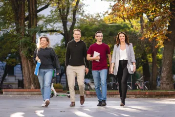 Strona główna | Uniwersytet WSB Merito Łódź: 4 studentów Uniwersytetu WSB Merito w Łodzi w wesołej atmosferze idzie przez park
