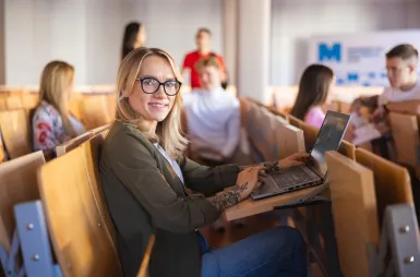 ABC studenta | Uniwersytet WSB Merito Łódź: Łódź - aula - grupa studentów Uniwersytetu WSB Merito Łódź