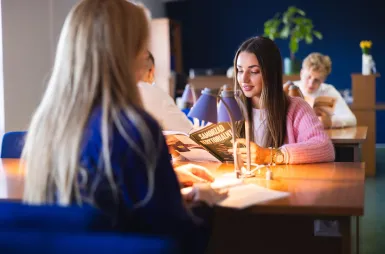 ABC studenta | Uniwersytet WSB Merito Łódź: Łódź - biblioteka - studentki Uniwersytetu WSB Merito Łódź