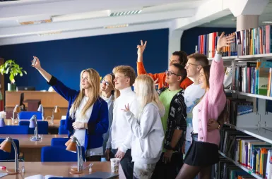 Nasz kampus | Uniwersytet WSB Merito Łódź: Główne zdjęcie - Łódź - Biblioteka - grupa studentów