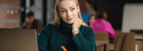 Certyfikaty językowe | Uniwersytet WSB Merito Łódź: Kobieta patrząca się przez okno