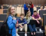 "Gwiazdy studentów" dla Uniwersytetu WSB Merito Łódź | Aktualności | Uniwersytet WSB Merito Łódź: Grupka studentów siedzi i rozmawia w auli.