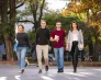 Dieta bez mitów. Seria podcastów | Aktualności | Uniwersytet WSB Merito Łódź: 4 studentów Uniwersytetu WSB Merito w Łodzi w wesołej atmosferze idzie przez park