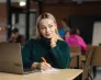 "Gwiazdy studentów" dla Uniwersytetu WSB Merito Łódź | Aktualności | Uniwersytet WSB Merito Łódź: Kobieta patrząca się przez okno