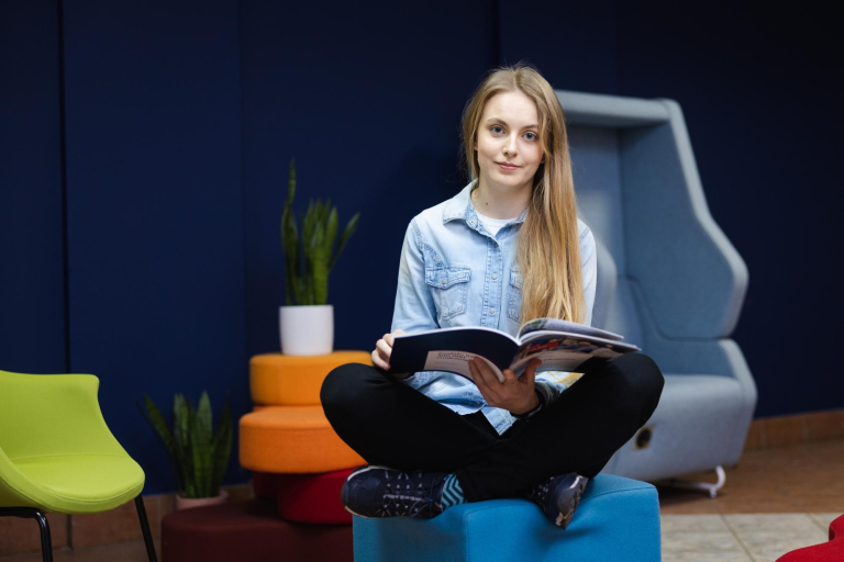 Zarządzanie w branży modowej | Studia I stopnia w Łodzi | Uniwersytet WSB Merito Łódź: Łódź - strefa relaksu - studentka Uniwersytetu WSB Merito Łódź