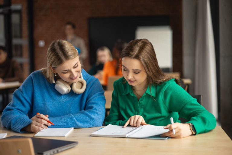 Business Intelligence and Information Management | Studia podyplomowe w Łodzi | Uniwersytet WSB Merito Łódź: Dwie dziewczyny wspólnie się uczą
