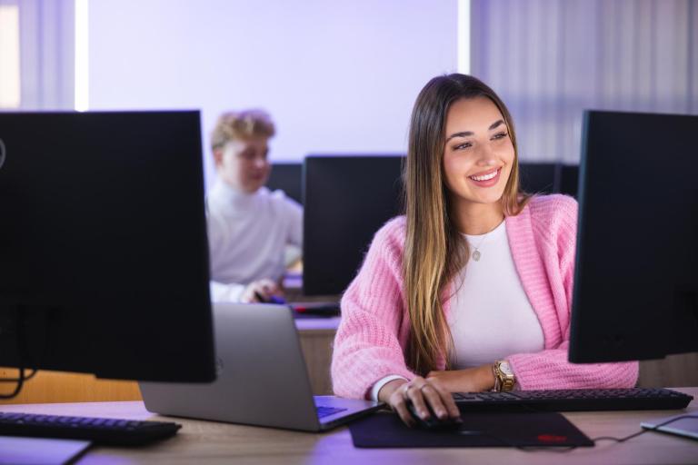 Cyfrowy uniwersytet | Uniwersytet WSB Merito Łódź: Studentka Uniwersytetu WSB Merito Łódź