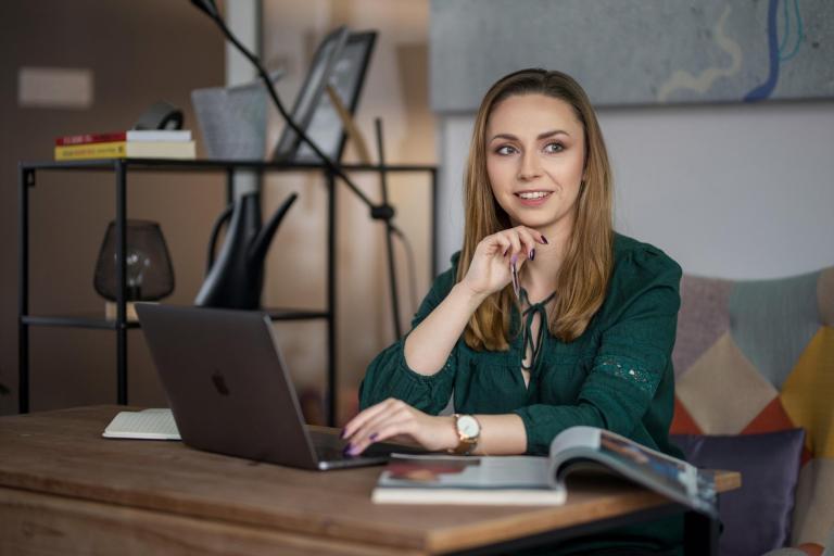Cyfrowy uniwersytet | Uniwersytet WSB Merito Łódź: Studentka Uniwersytetu WSB Merito Łódź
