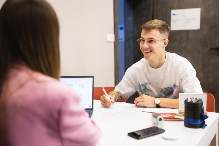 Studia I stopnia w Łodzi | Uniwersytet WSB Merito Łódź: Uczeń podpisuje dokumenty na Uniwersytecie WSB Merito