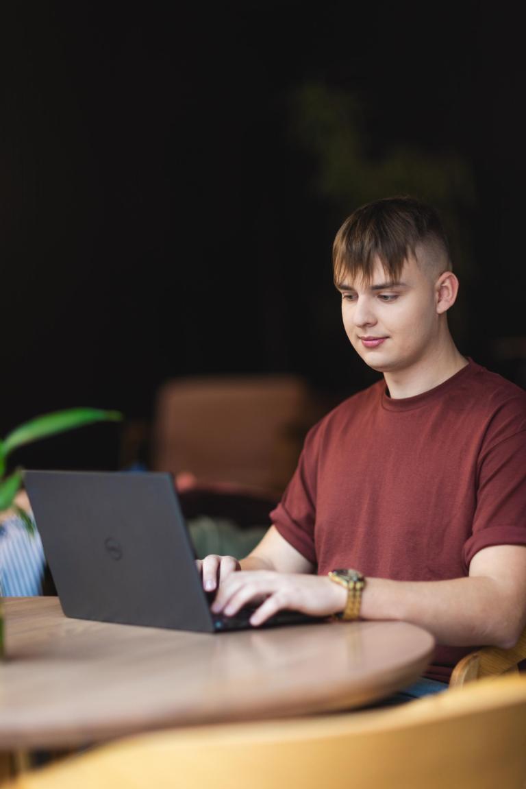 Bankowość, ubezpieczenia i rynki finansowe | Studia I stopnia w Łodzi | Uniwersytet WSB Merito Łódź: Student Uniwersytetu WSB Merito uczy się.