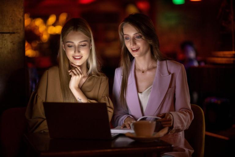 E-marketing | Studia I stopnia w Łodzi | Uniwersytet WSB Merito Łódź: Studentki Uniwersytetu WSB Merito pracują wspólnie nad projektem.