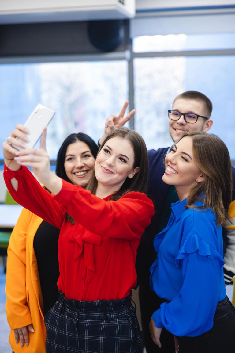 Psychologia w biznesie | Studia podyplomowe w Łodzi | Uniwersytet WSB Merito Łódź: Studenci Uniwersytetu WSB Merito pozują do zdjęcia.