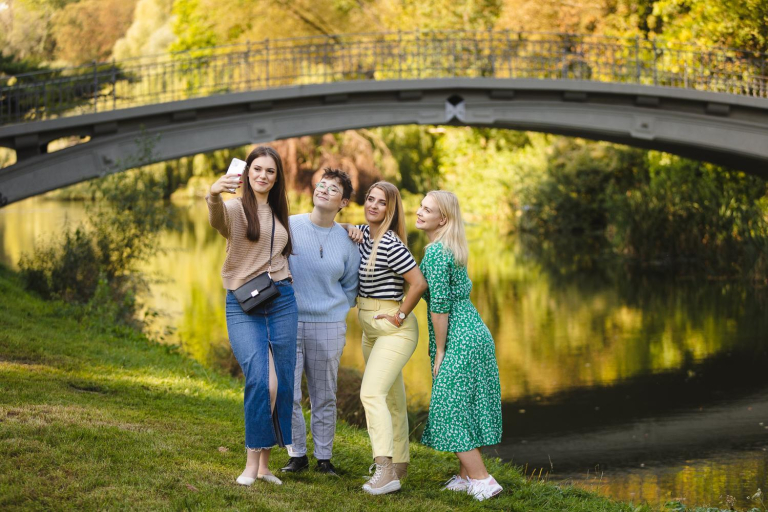 Marketing kultury | Studia podyplomowe w Łodzi | Uniwersytet WSB Merito Łódź: Studenci Uniwersytetu WSB Merito pozują do selfie w parku.