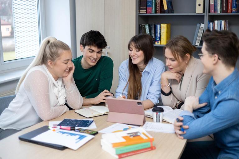 Finanse i Rachunkowość | Studia I stopnia w Łodzi | Uniwersytet WSB Merito Łódź: Studenci Uniwersytetu WSB Merito pracują wspólnie nad projektem.