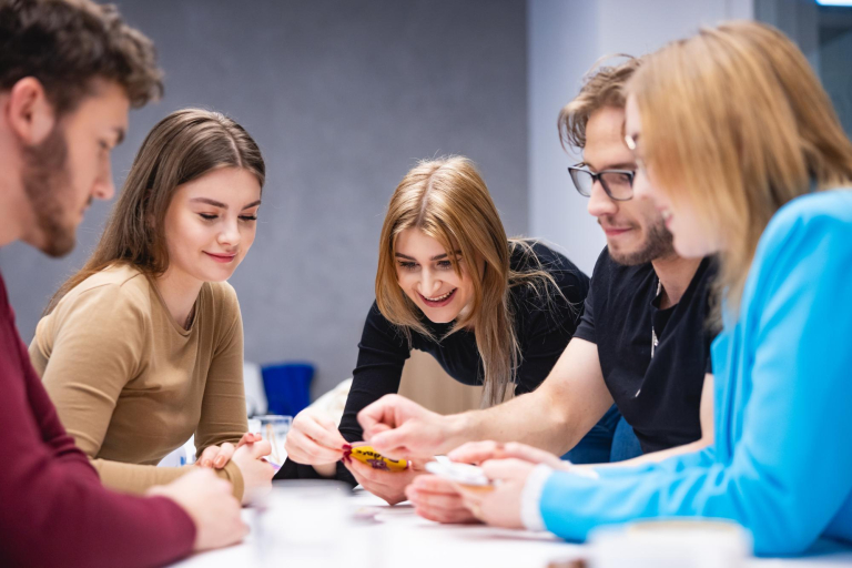 Psychologia reklamy i komunikacji | Studia podyplomowe w Łodzi | Uniwersytet WSB Merito Łódź: Studenci Uniwersytetu WSB Merito w Łodzi pracują wspólnie nad projektem.