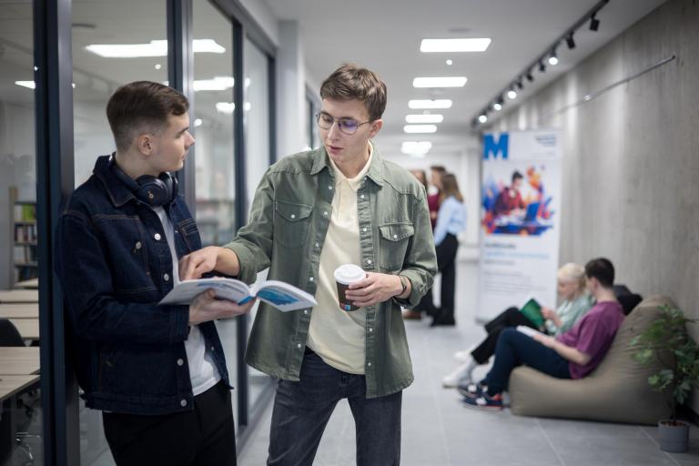 Inżynier Bezpieczeństwa i Higieny Pracy | Studia I stopnia w Łodzi | Uniwersytet WSB Merito Łódź: Studenci Uniwersytetu WSB Merito w Łodzi pracują wspólnie nad projektem.