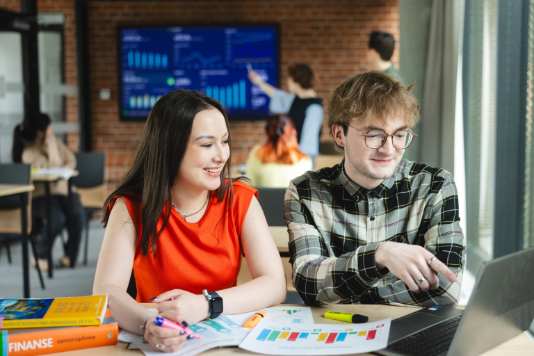 Finanse i Rachunkowość, studia Ii stopnia, magisterskie: Studenci Uniwersytetu WSB Merito w Łodzi rozmawiają ze sobą.