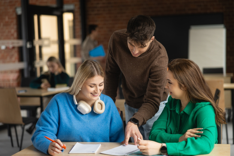 Administracja i bezpieczeństwo wewnętrzne | Studia II stopnia w Łodzi | Uniwersytet WSB Merito Łódź: Studenci Uniwersytetu WSB Merito w Łodzi pracują wspólnie nad projektem.