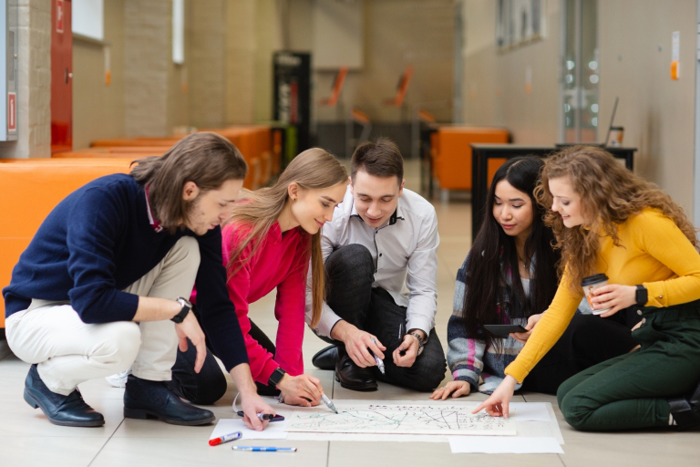 Employer Branding | Studia podyplomowe w Łodzi | Uniwersytet WSB Merito Łódź: Studenci Uniwersytetu WSB Merito w Łodzi pracują wspólnie nad projektem.