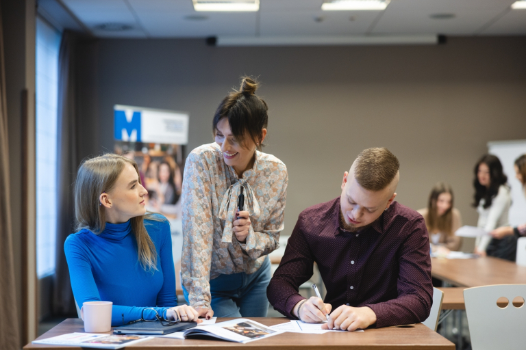 Administracja bezpieczeństwa publicznego | Studia II stopnia w Łodzi | Uniwersytet WSB Merito Łódź: Studenci Uniwersytetu WSB Merito w Łodzi pracują wspólnie nad projektem.
