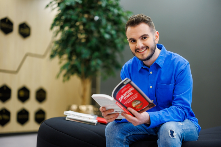 Służby mundurowe w systemie bezpieczeństwa państwa | Studia II stopnia w Łodzi | Uniwersytet WSB Merito Łódź: Student Uniwersytetu WSB Merito w Łodzi pozuje do zdjęcia.