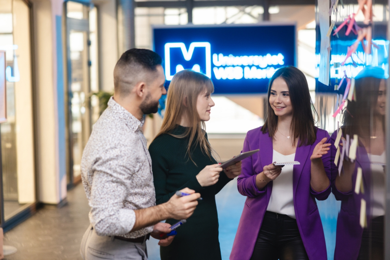 Rachunkowość zarządcza | Studia podyplomowe w Łodzi | Uniwersytet WSB Merito Łódź: Studenci Uniwersytetu WSB Merito w Łodzi rozmawiają ze sobą.