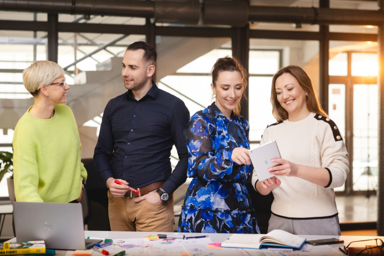 Zarządzanie projektem - Junior Project Manager | Studia II stopnia w Łodzi | Uniwersytet WSB Merito Łódź: Studenci Uniwersytetu WSB Merito w Łodzi pracują wspólnie nad projektem.