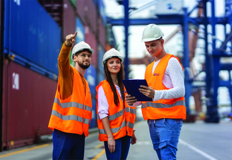 Logistyka i spedycja międzynarodowa | Studia I stopnia w Łodzi | Uniwersytet WSB Merito Łódź: Studenci Uniwersytetu WSB Merito w Łodzi odbywają praktyczne zajęcia.