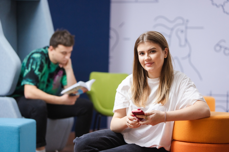 Podatki w praktyce, studia podyplomowe: Studenci Uniwersytetu WSB Merito w Łodzi pozują do zdjęcia.
