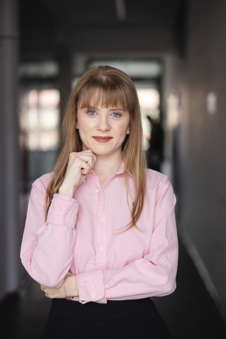 Logistyka | Studia II stopnia w Łodzi | Uniwersytet WSB Merito Łódź: Studentka Uniwersytetu WSB Merito w Łodzi pozuje do zdjęcia.