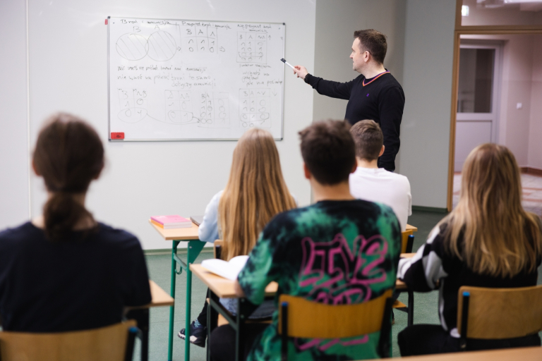 Logistyka | Studia II stopnia ze studiami podyplomowymi w Łodzi | Uniwersytet WSB Merito Łódź: Studenci Uniwersytetu WSB Merito w Łodzi pracują wspólnie nad projektem.