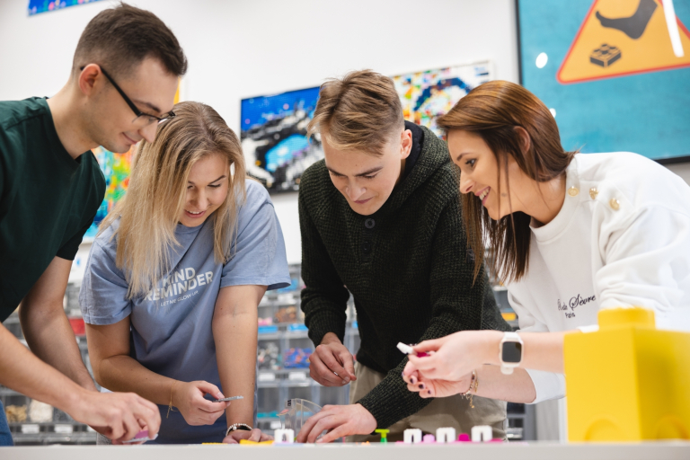 Logistyka 5.0 | Studia II stopnia w Łodzi | Uniwersytet WSB Merito Łódź: Studenci Uniwersytetu WSB Merito w Łodzi pracują wspólnie nad projektem.