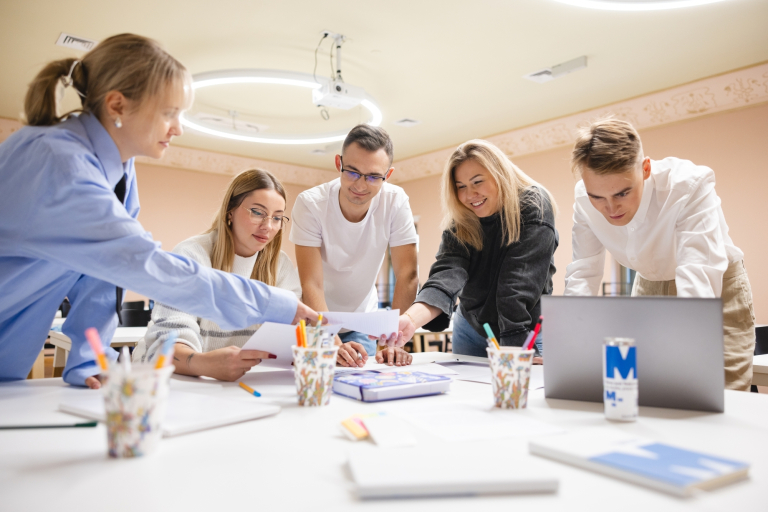 Zarządzanie zespołami rozproszonymi | Studia podyplomowe w Łodzi | Uniwersytet WSB Merito Łódź: Grafika główna: praktyczność i przyjazność, grupa studentów na zajęciach warsztatowych
