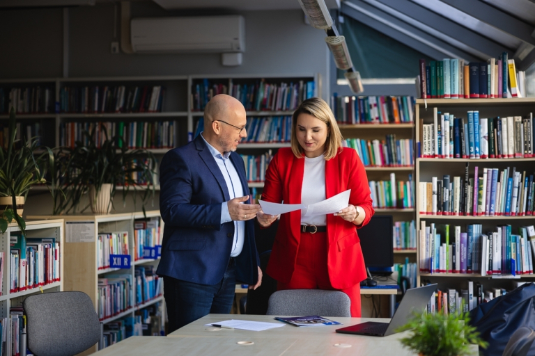 Psychologia polityki i komunikacja w kampaniach wyborczych | Studia podyplomowe w Łodzi | Uniwersytet WSB Merito Łódź: MBA torun i bydgoszcz osoby dwie w bibliotece