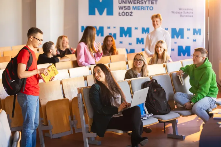 Projektowanie komunikacji produktowej | Uniwersytet WSB Merito Łódź: Uczniowie rozmawiają w sali wykładowej na Uniwersytecie WSB Merito w Łodzi