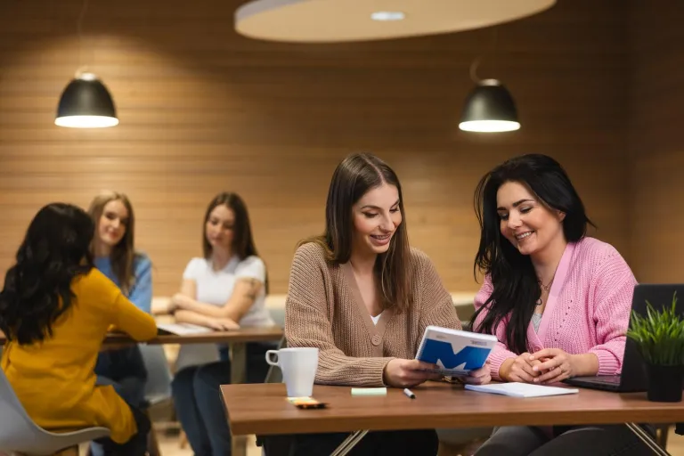 Bankowość, ubezpieczenia i rynki finansowe | Studia I stopnia w Łodzi | Uniwersytet WSB Merito Łódź: Studentki Uniwersytetu WSB Merito pracują wspólnie nad projektem.