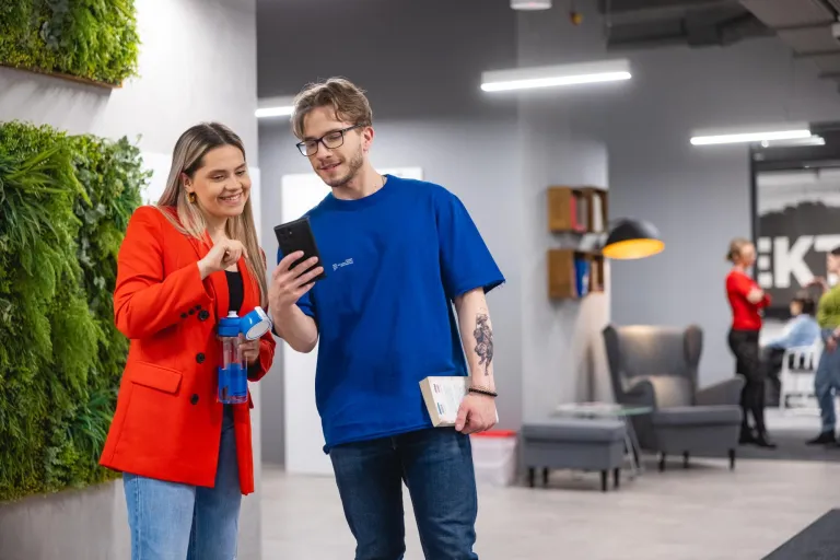 Kryminologia i kryminalistyka | Studia I stopnia w Łodzi | Uniwersytet WSB Merito Łódź: Dwóch studentów sprawdza wiadomości na telefonie na Uniwersytecie WSB Merito w Łodzi