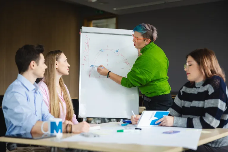 Studenci omawiają wykres na Uniwersytecie WSB Merito w Łodzi