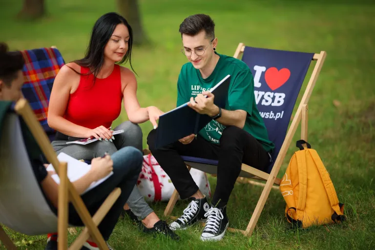Projektowanie marki i wizerunku firmy | Uniwersytet WSB Merito Łódź: Studenci Uniwersytetu WSB Merito w Łodzi uczą się razem w parku.