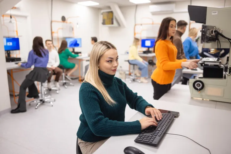 Inżynieria zarządzania | Studia I stopnia w Łodzi | Uniwersytet WSB Merito Łódź: Studentka Uniwersytetu WSB Merito w Łodzi pracują wspólnie nad projektem.