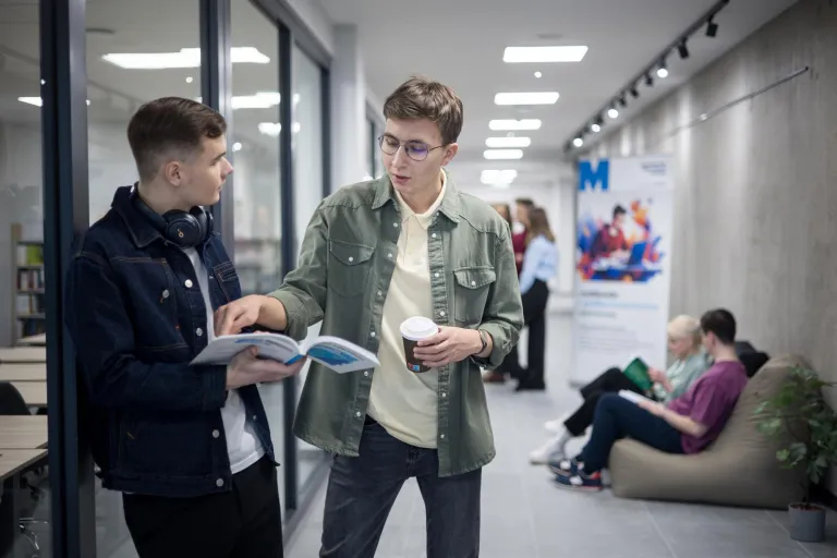 Inżynier urządzeń i systemów energetyki odnawialnej | Uniwersytet WSB Merito Łódź: Studenci Uniwersytetu WSB Merito w Łodzi pracują wspólnie nad projektem.