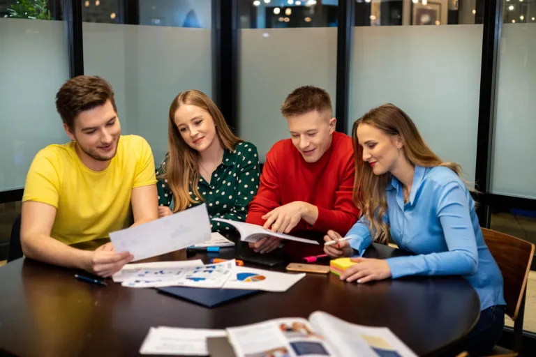 Media i komunikacja w biznesie | Uniwersytet WSB Merito Łódź: Czworo studentów uczy się z książek i notatek.