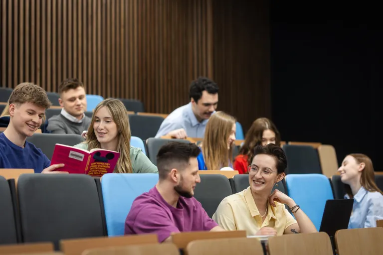 Marketing i sprzedaż | Studia I stopnia w Łodzi | Uniwersytet WSB Merito Łódź: Studenci Uniwersytetu WSB Merito przygotowują się do zajęć.