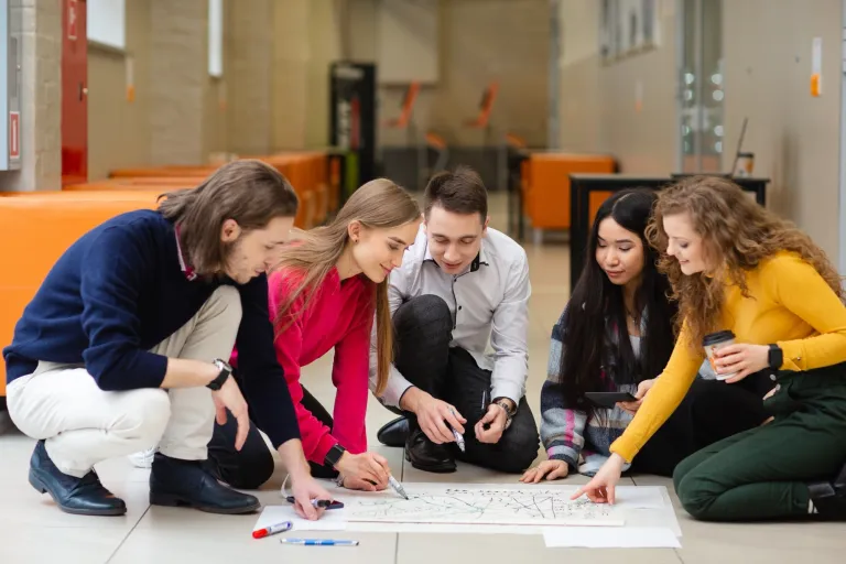 Administracja i bezpieczeństwo wewnętrzne | Uniwersytet WSB Merito Łódź: Studenci Uniwersytetu WSB Merito w Łodzi pracują wspólnie nad projektem.