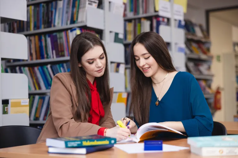 Administracja bezpieczeństwa publicznego | Uniwersytet WSB Merito Łódź: Studenci Uniwersytetu WSB Merito w Łodzi pracują wspólnie nad projektem.