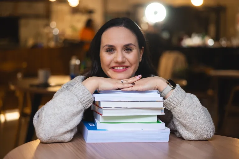Finanse i rachunkowość | Studia II stopnia ze studiami podyplomowymi w Łodzi | Uniwersytet WSB Merito Łódź: Studentka Uniwersytetu WSB Merito w Łodzi pozuje do zdjęcia.