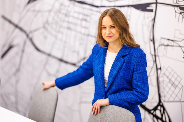 Rachunkowość przedsiębiorstw i kontrola finansowa | Studia II stopnia ze studiami podyplomowymi  | Uniwersytet WSB Merito Łódź: Studentka Uniwersytetu WSB Merito w Łodzi pozuje do zdjęcia.